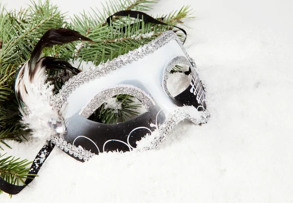 Větve vánočního stromu s box benátská maska — Stock fotografie