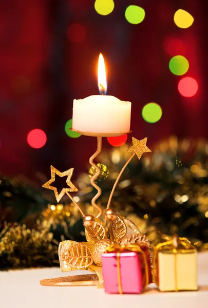 Weihnachtskerze und Geschenkschachteln. — Stockfoto