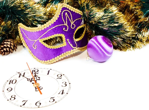 Decorazione con orologio, palle di Natale e maschera veneziana — Foto Stock