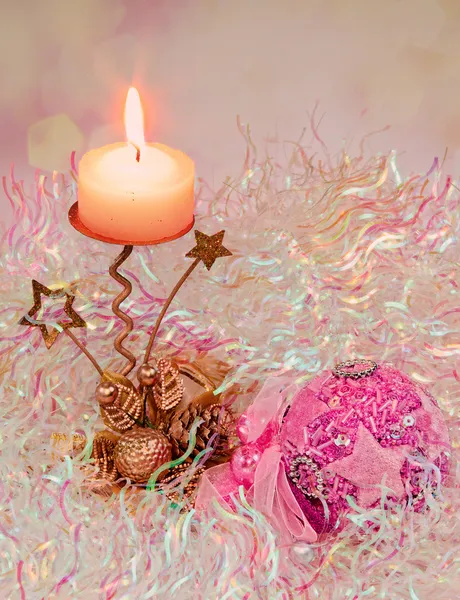 圣诞蜡烛和浅色背景上的球 — 图库照片