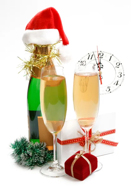 Новорічна композиція з подарунками, годинником та шампанським — стокове фото