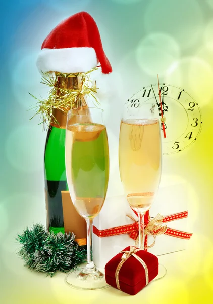 Yeni yıl hediyeleri, saat ve şampanya ile kompozisyon — Stok fotoğraf