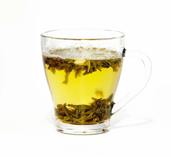 白で隔離されるガラスのコップの緑茶 — ストック写真
