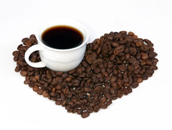 Кофейная чашка с кофейными зернами — стоковое фото