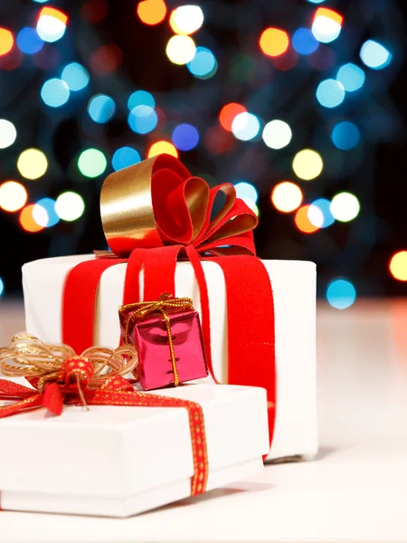 Weihnachtsgeschenke Box mit Lichtern auf dem Hintergrund — Stockfoto