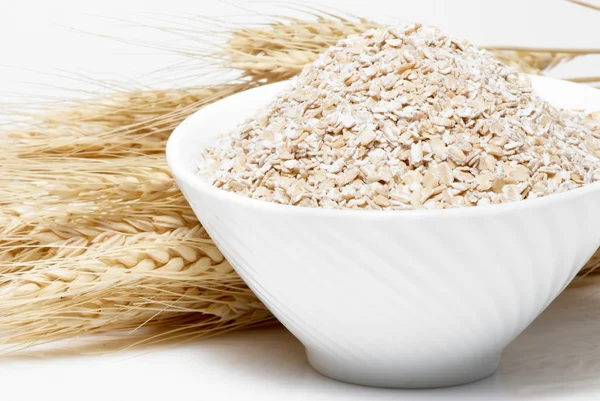 Porridge e Orecchie di grano su sfondo bianco — Foto Stock