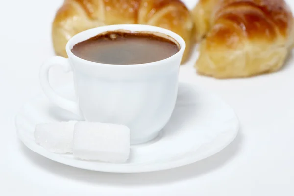 コーヒーとクロワッサンのカップ — ストック写真