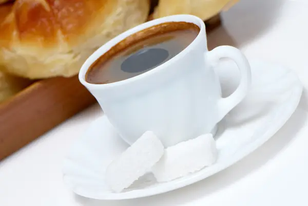 コーヒーとクロワッサンのカップ — ストック写真