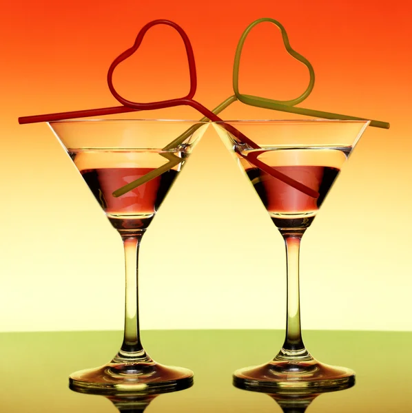 Два мартини на ярком фоне — стоковое фото
