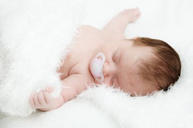 Yeni doğan uyuyan çocuk üzerinde beyaz battaniye