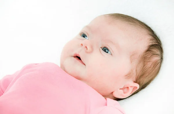 Πορτρέτο νεογέννητο μωρό ξαπλωμένη στο κρεβάτι — Φωτογραφία Αρχείου