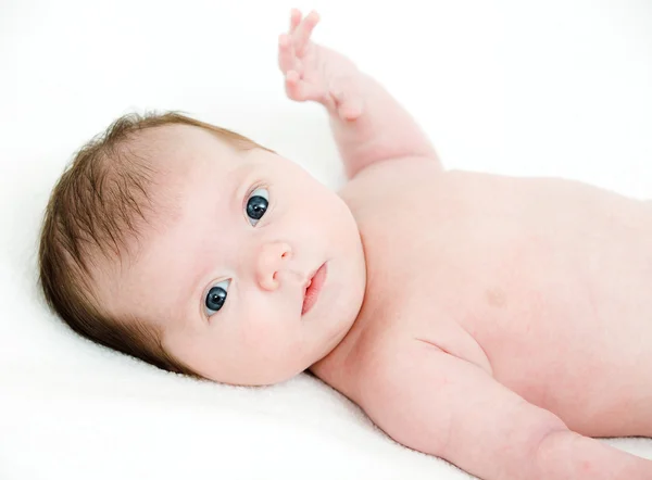 Retrato bebê recém-nascido deitado na cama — Fotografia de Stock