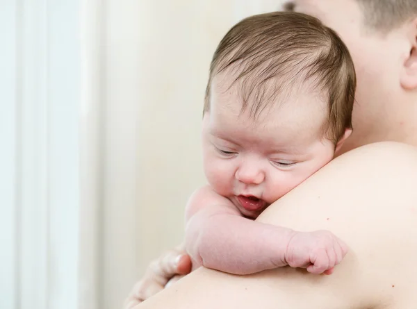 Bebê recém-nascido em mãos de pai — Fotografia de Stock