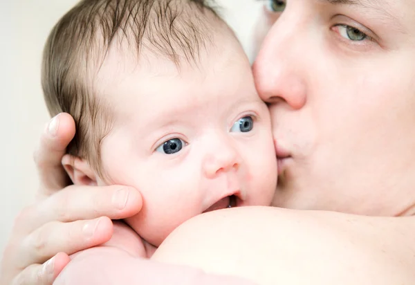 Porträtt nyfött barn i far händer — Stockfoto