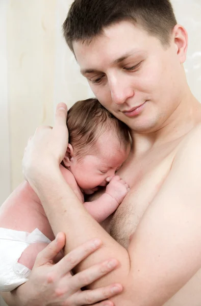 Retrato bebê recém-nascido em mãos pai — Fotografia de Stock
