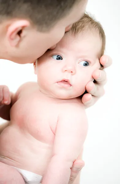 Porträt Neugeborenes in den Händen des Vaters — Stockfoto