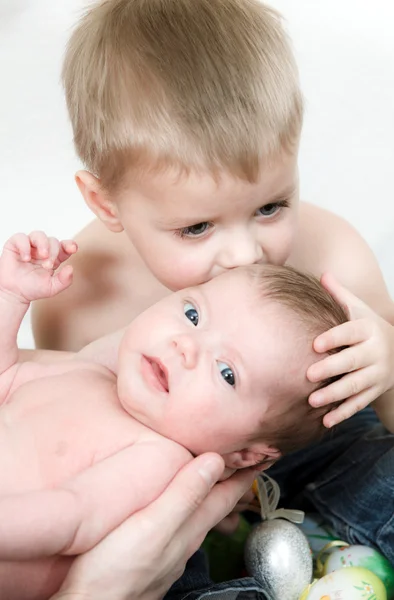 Mały chłopiec pocałunek siostry noworodka — Zdjęcie stockowe