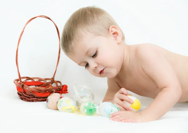O menino com ovos de Páscoa em um fundo branco — Fotografia de Stock