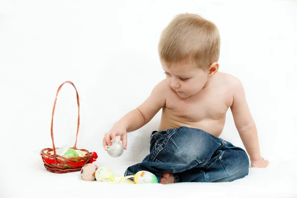 Malý chlapec s velikonoční vajíčka na bílém pozadí — Stock fotografie