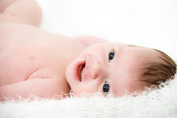 Yatakta yatan portre yeni doğan bebek — Stok fotoğraf