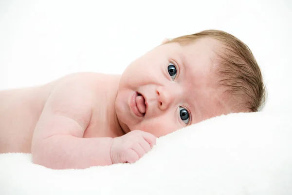 Close up retrato bebê recém-nascido deitado na cama — Fotografia de Stock