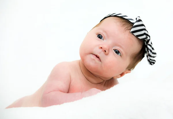 Portret pasgeboren baby liggend in bed — Stockfoto