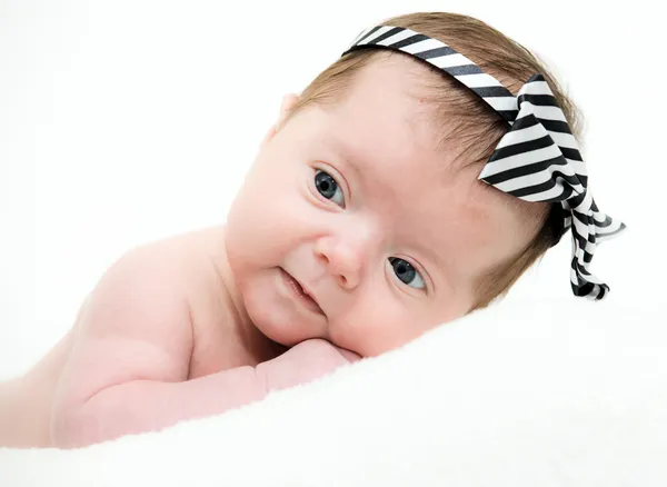 Portret pasgeboren baby liggend in bed — Stockfoto