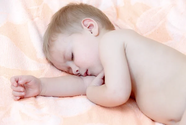 Retrato de cerca de un hermoso bebé dormido — Foto de Stock