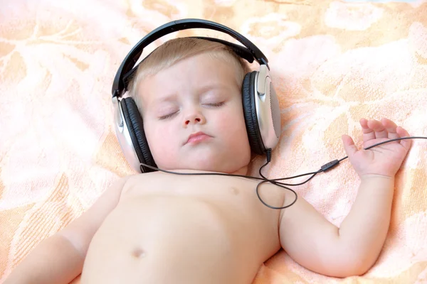 Retrato de un hermoso bebé dormido en auriculares —  Fotos de Stock