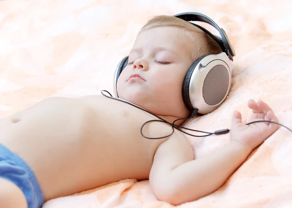 Retrato de cerca de un hermoso bebé dormido en auriculares —  Fotos de Stock