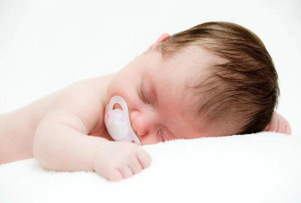 Nyfödda sovande barn på vit filt — Stockfoto