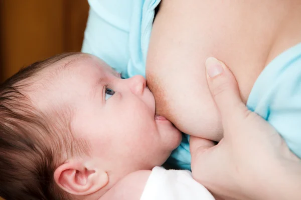 Moeder borstvoeding pasgeboren baby — Stockfoto