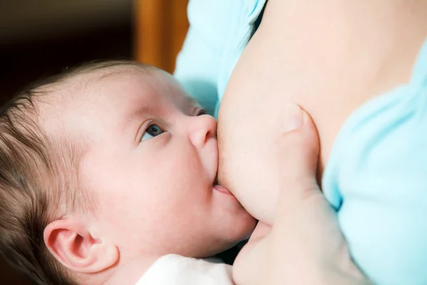 Mãe amamentando bebê recém-nascido — Fotografia de Stock