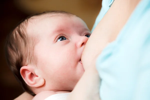 Mãe amamentando bebê recém-nascido — Fotografia de Stock