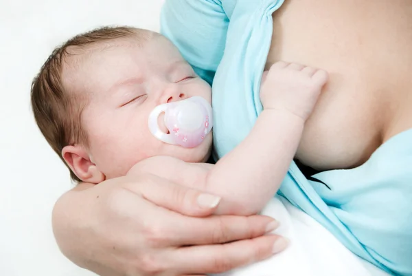 Schlafendes Baby auf Brust seiner Mutter — Stockfoto