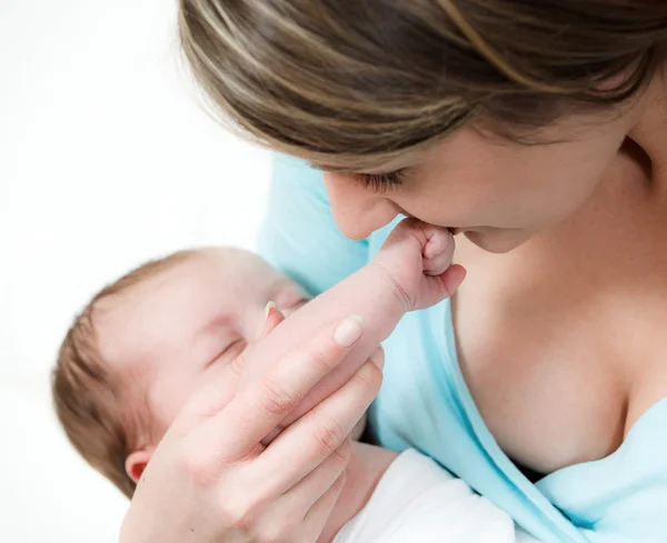 Moeder bedrijf een maand oud meisje van de baby in haar armen — Stockfoto