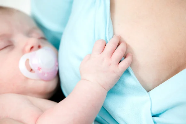 Slapende babymeisje in de leeftijd van één maand close-up — Stockfoto