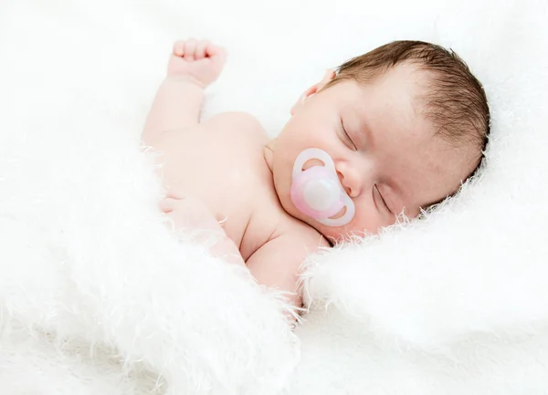 Bambino appena nato addormentato su coperta bianca — Foto Stock