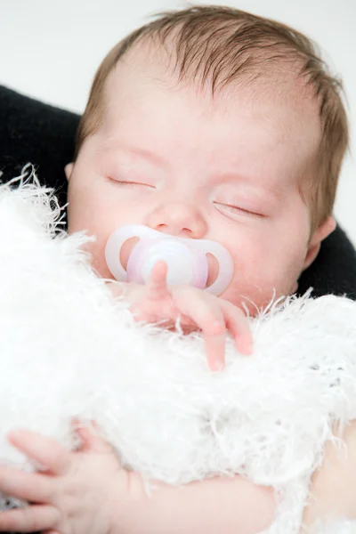 Newborn sleeping child on white blanket — Stock Photo, Image