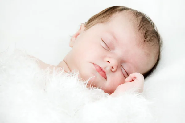 Новонароджена спляча дитина на білій ковдрі — стокове фото