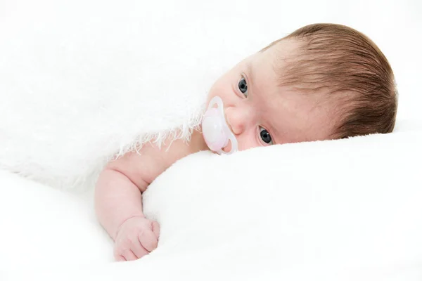 Close up retrato bebê recém-nascido deitado na cama — Fotografia de Stock