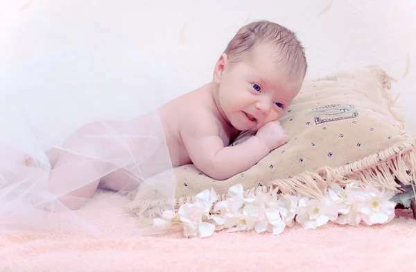 Закрыть портрет новорожденного ребенка, лежащего в подушке — стоковое фото