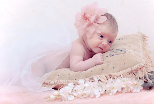 Κοντινό πλάνο με πορτρέτο νεογέννητο μωρό ξαπλωμένη στο μαξιλάρι — Φωτογραφία Αρχείου