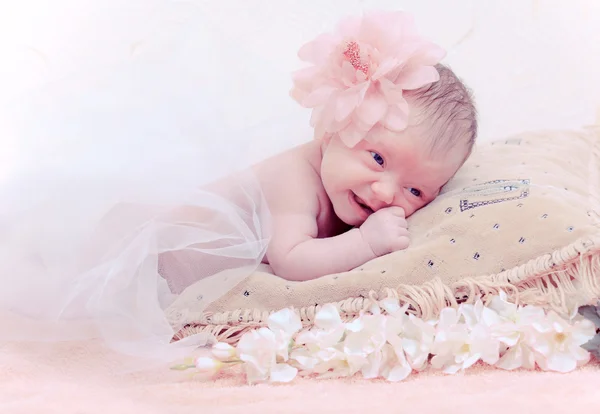 Κοντινό πλάνο με πορτρέτο νεογέννητο μωρό ξαπλωμένη στο μαξιλάρι — Φωτογραφία Αρχείου