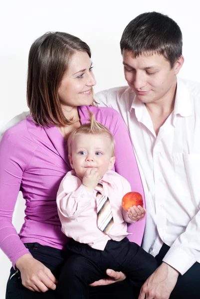 Glad ung familj på vita — Stockfoto