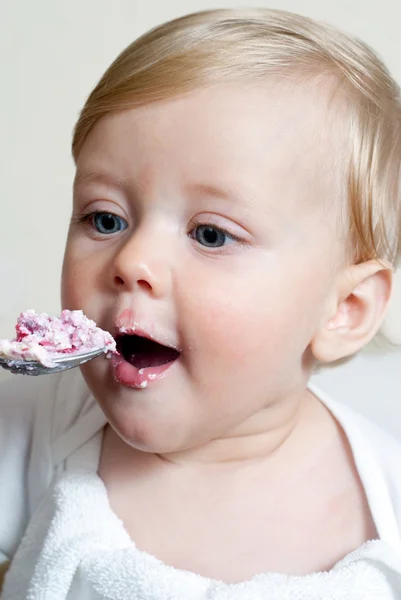 小男孩用勺子吃婴儿食品 — 图库照片