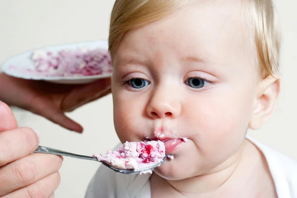 Liten pojke som äter barnmat med sked — Stockfoto