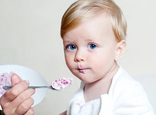 スプーンで離乳食を食べる小さな男の子 — ストック写真