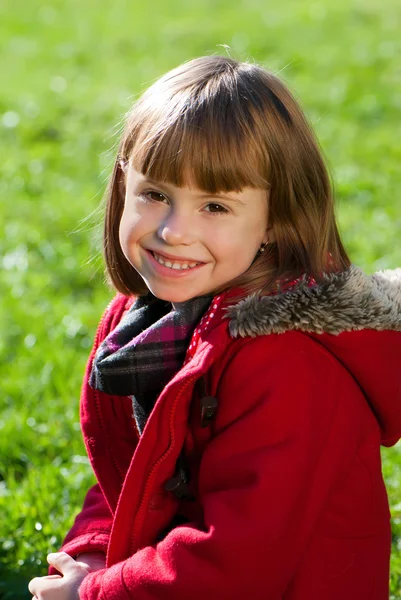Roztomilá dívka v parku portrét — Stock fotografie