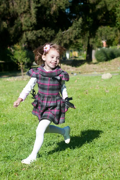 Счастливая девушка в осеннем парке — стоковое фото